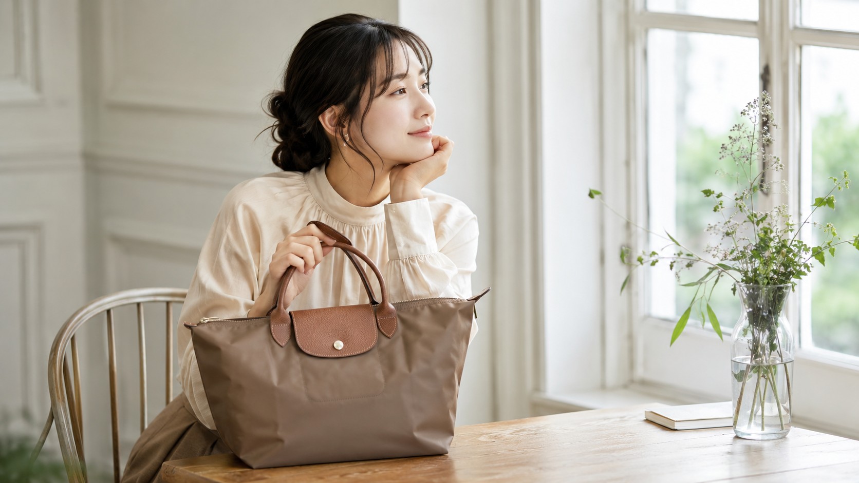 年代を問わず使いやすいバッグを持つ女性